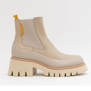 ONCEPT White Boots Size 9